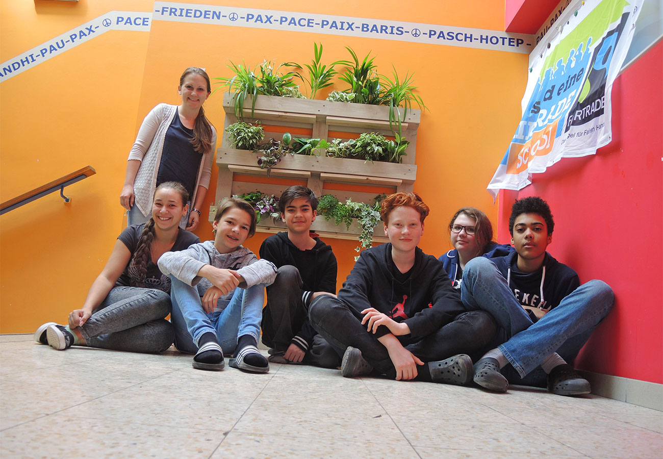 „Wir begrünen unsere Schule“ „Wir begrünen unsere Schule“