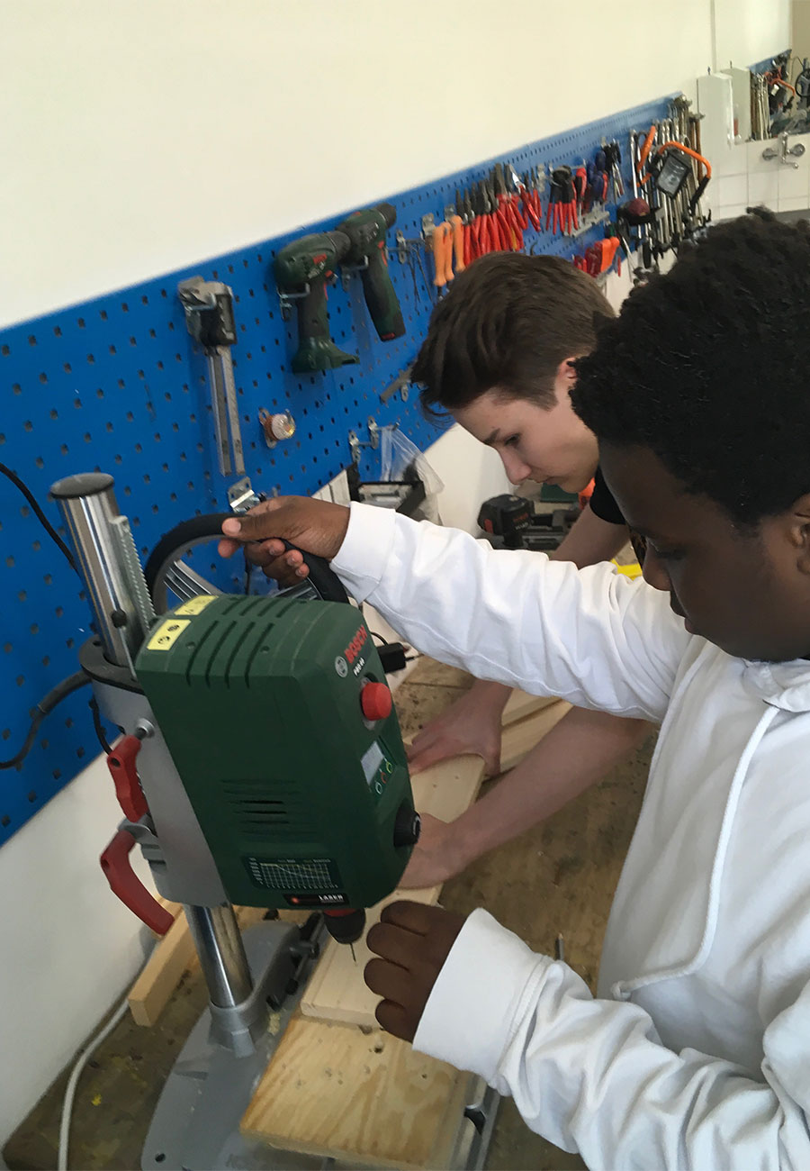 „Wir begrünen unsere Schule“ „Wir begrünen unsere Schule“